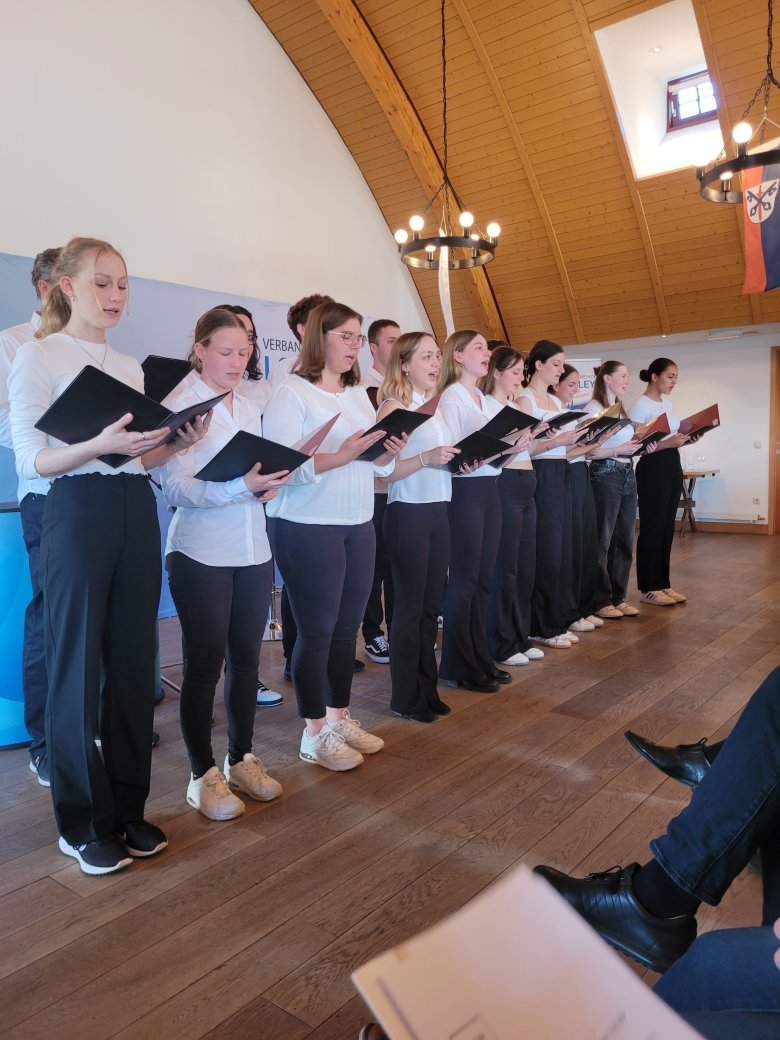 Das Vokalensemble des Wilhelm-Hofmann-Gymnasiums St. Goarshausen, bestehend aus circa 15 Schülerinnen und Schülern, singen gerade.