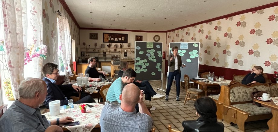 Ulrike Dallmann, Geschäftsführerin der Loreley-Touristik, steht in einem Saal vor zwei Stellwänden voller Zettel und erklärt den circa 10 anwesenden Gästen etwas.