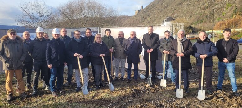 Nach dem Spatenstich wurde zudem der Moment mit den Fraktionsvertretern und den Beigeordneten der Verbandsgemeinde, der bauausführenden Firma Züblin AG (Rohbau) sowie den weiteren Planern festgehalten.