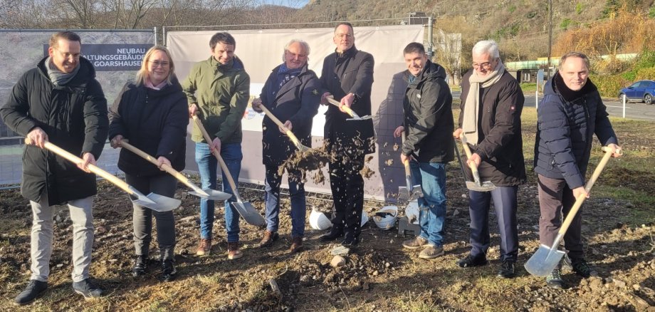 Den Spatenstich zum Neubau des Verwaltungsgebäudes vollzogen (v.l.n.r.) Büroleiter Jan-Hendrik Clasen, St. Goarshausen Stadtbürgermeisterin Anna Maria Ledwinka, Sebastian Keul und Thomas Koch (Keul und Koch Architekten), Staatsminister Michael Ebling, Personalratsvorsitzender Stefan Siering, Landtagsabgeordneter Roger Lewentz und der Bürgermeister der Verbandsgemeinde, Mike Weiland.