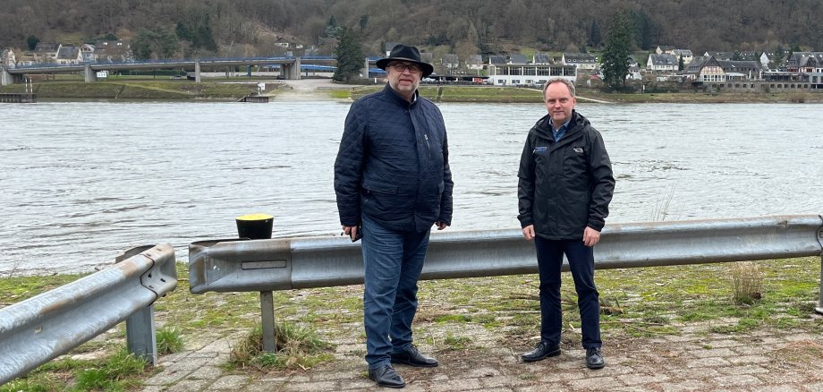 Richard Hover (links) und Bürgermeister Mike Weiland (rechts) stehen am möglichen Standort der Mittelrheinbrücke.