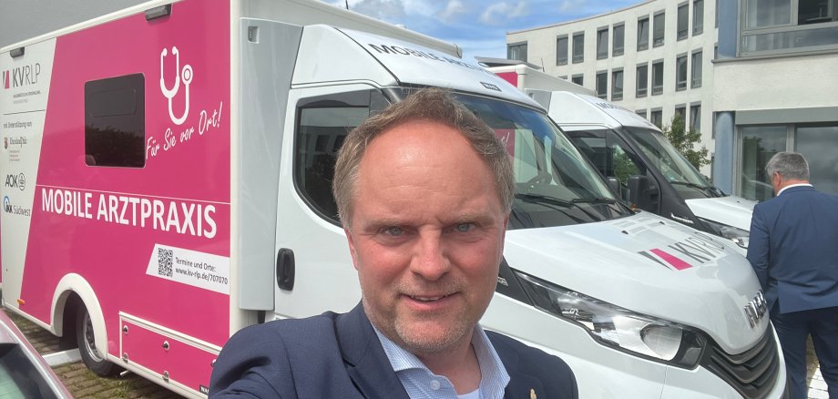 Bürgermeister Mike Weiland mit einem Selfie vor einem der beiden "Mobile-Arztpraxis"-Fahrzeugen