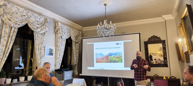 Simon Fischer präsentiert anhand einer Bildschirmpräsentation im Rahmen des 25. Zukunftsgespräch über seine Erfahrungen in Kenia und sein anstehendes Projekt "Blue Run"