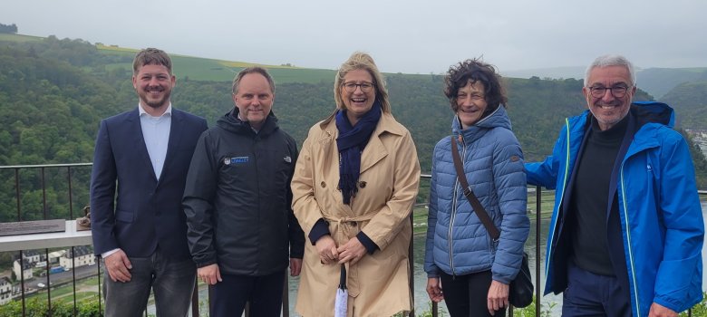 Für ein Gruppenfoto stehen von links nach rechts stehen St. Goarshausens Stadtbürgermeister Nico Busch, Bürgermeister Mike Weiland, Ministerpräsidentin des Saarlandes Anke Rehlinger, Bornichs Ortsbürgermeisterin Karin Kristja und Landtagsabgeordneter Roger Lewentz an der Loreleyspitze.