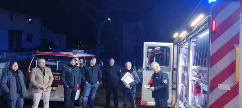 Gruppenfoto bei Ansprache vor dem Feuerwehrgebäude