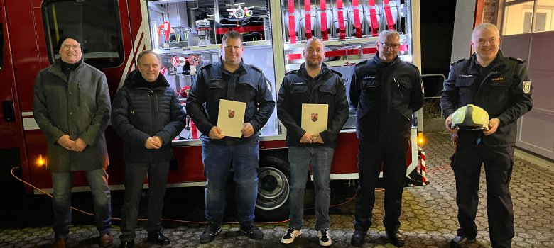 Gruppenfoto vor neuer Feuerwehr