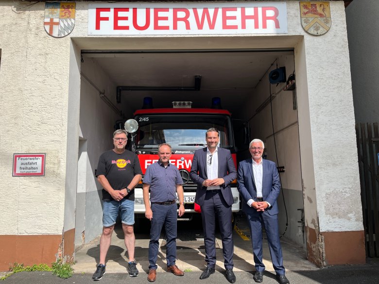 Keine große Überzeugungsarbeit mussten Bürgermeister Mike Weiland (2. v.l.) und Wehrführer Dirk Jacoby (l.) gegenüber Staatssekretär Daniel Stich (2. v.r.) gemeinsam mit dem Landtagsabgeordneten Roger Lewentz (r.) am Bestandsfeuerwehrgebäude in der Dolkstraße leisten, um ihn für die Notwendigkeit eines Neubaus zu gewinnen.