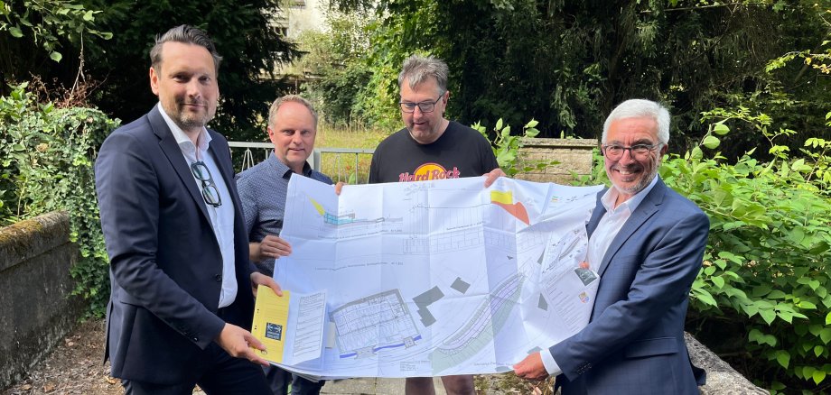 Am geplanten Standort Nastätter Straße überzeugte sich Staatssekretär Daniel Stich von der gelungenen Neubauplanung für die Stützpunktwehr St. Goarshausen.