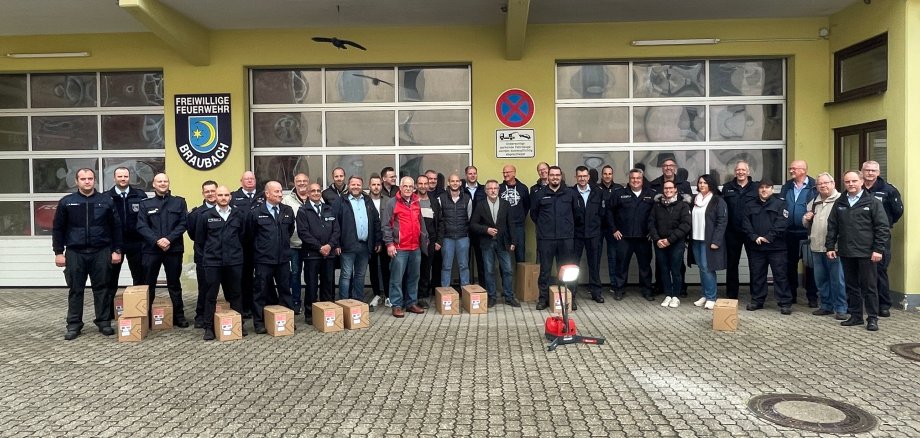 Ein Gruppenfoto mit Wehrleitung, Wehrführer, Stadt- und Ortsbürgermeister/innen und Bürgermeister Mike Weiland, die sich sichtlich über die großzügige Spende der SV SparkassenVersicherung freuen.