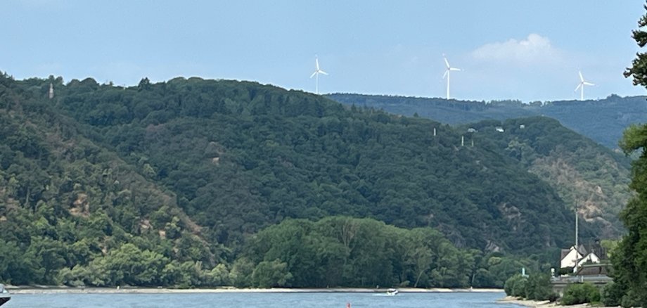 Zahlreiche Windkraftanlagen strecken sich bereits heute linksrheinisch in die Höhe und sind vom Welterbetal aus einsehbar.