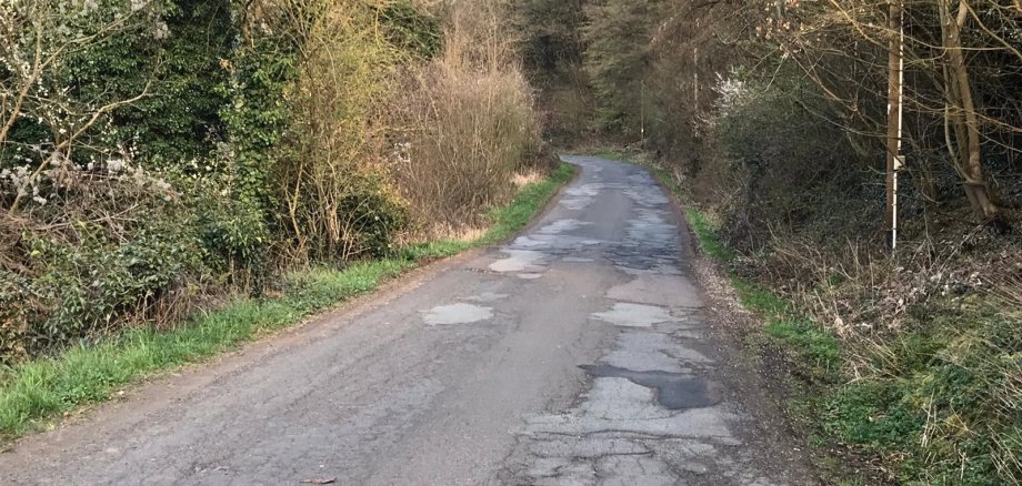 Es ist der Hochwassernotweg, ein asphaltierter Weg in schlechtem Zustand, zu sehen.