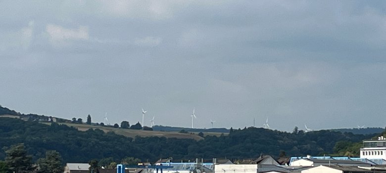 Zahlreiche Windkraftanlagen strecken sich bereits heute linksrheinisch in die Höhe und sind vom Welterbetal aus einsehbar.